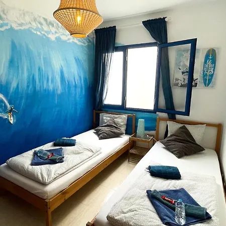 אכסניה Red Star Surf & Yoga Camp Lanzarote *