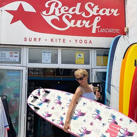 Red Star Surf & Yoga Camp Lanzarote אכסניה