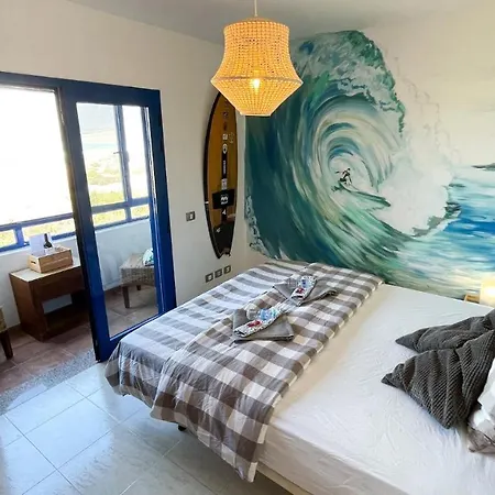 אכסניה Red Star Surf & Yoga Camp Lanzarote *