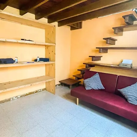 אכסניה Red Star Surf & Yoga Camp Lanzarote פאמארה