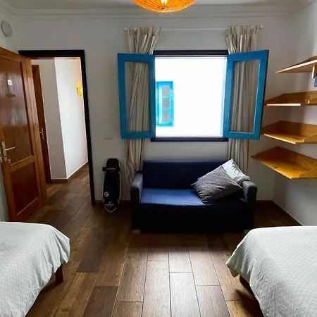 Red Star Surf & Yoga Camp Lanzarote פאמארה