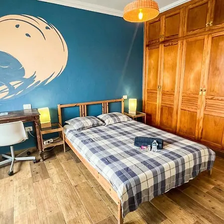 אכסניה Red Star Surf & Yoga Camp Lanzarote *