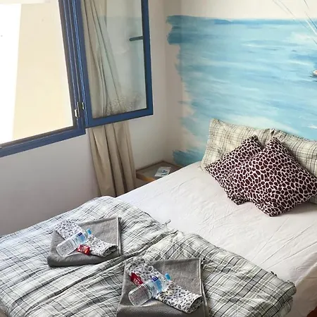 אכסניה Red Star Surf & Yoga Camp Lanzarote