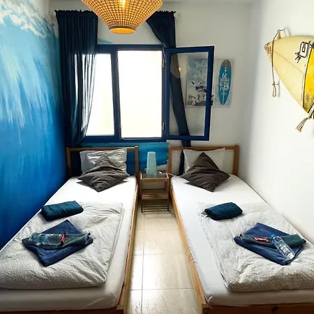 Red Star Surf & Yoga Camp Lanzarote אכסניה