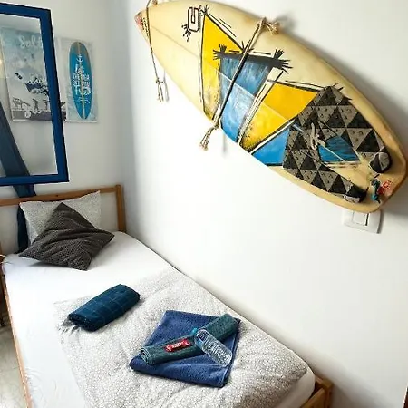 Red Star Surf & Yoga Camp Lanzarote אכסניה פאמארה