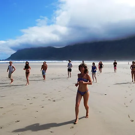 אכסניה Red Star Surf & Yoga Camp Lanzarote פאמארה