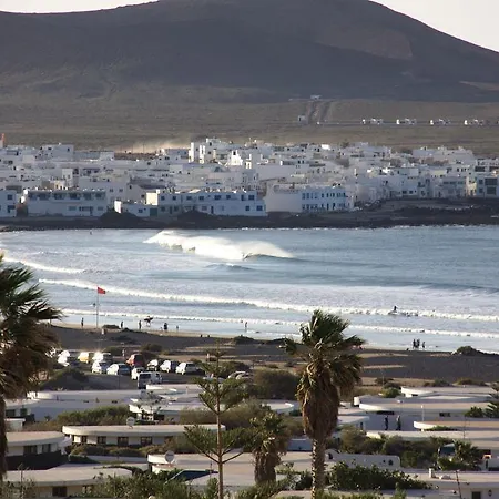 Red Star Surf & Yoga Camp Lanzarote אכסניה פאמארה