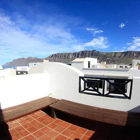 Red Star Surf & Yoga Camp Lanzarote אכסניה