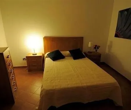 Red Star Surf & Yoga Camp Lanzarote פאמארה