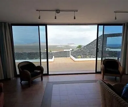 Red Star Surf & Yoga Camp Lanzarote אכסניה