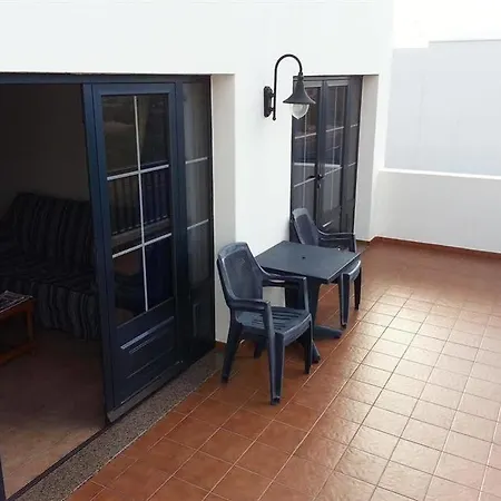 Red Star Surf & Yoga Camp Lanzarote פאמארה