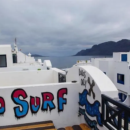 Red Star Surf & Yoga Camp Lanzarote * פאמארה