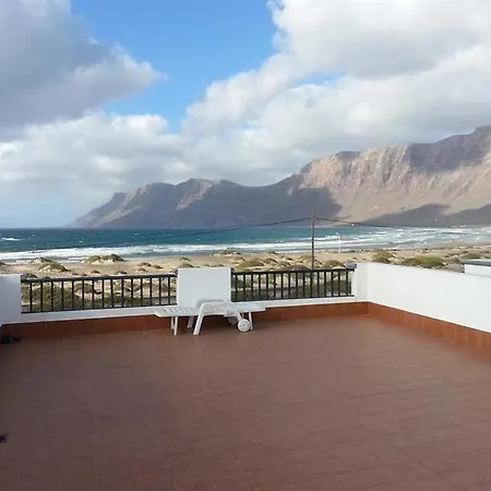 Red Star Surf & Yoga Camp Lanzarote אכסניה פאמארה