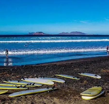 Red Star Surf & Yoga Camp Lanzarote אכסניה פאמארה
