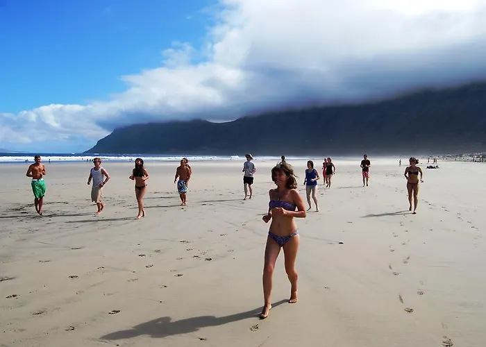 호스텔 Red Star Surf & Yoga Camp Lanzarote 파마라